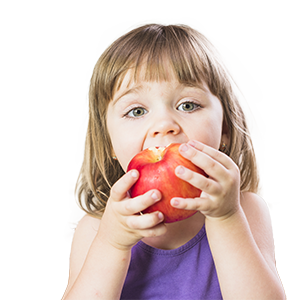 menina comendo maçã